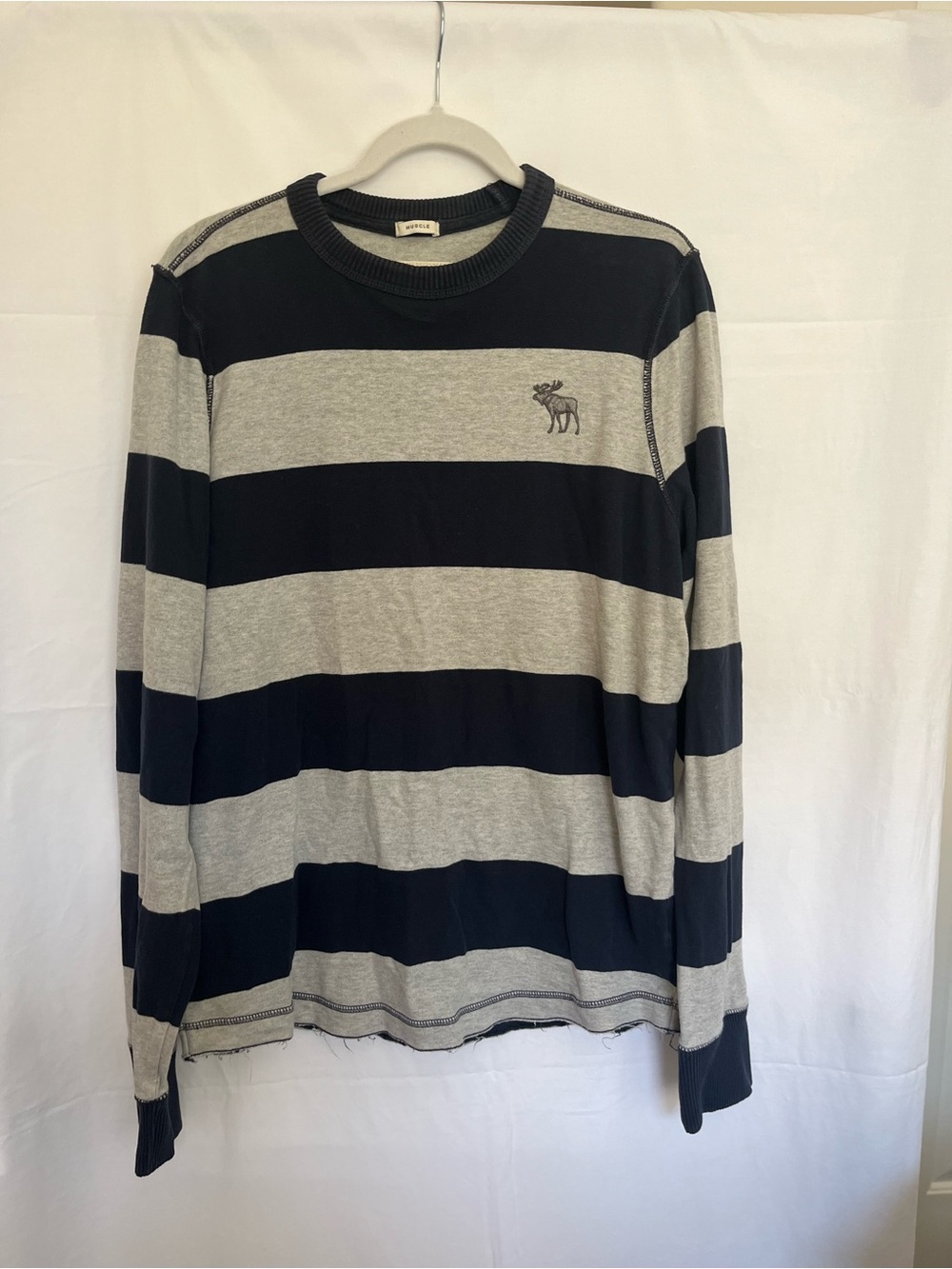 Abercrombie & Fitch Men's Navy and Gray Wide-Stripe Long Sleeve Tee